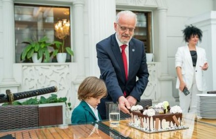 Семејството му дојде на Талат во Влада за да му прослават роденден