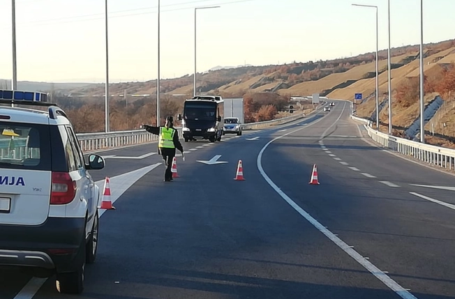 Жена загина откако со возилото излета од автопатот кај Гевгелија, телото е на обдукција