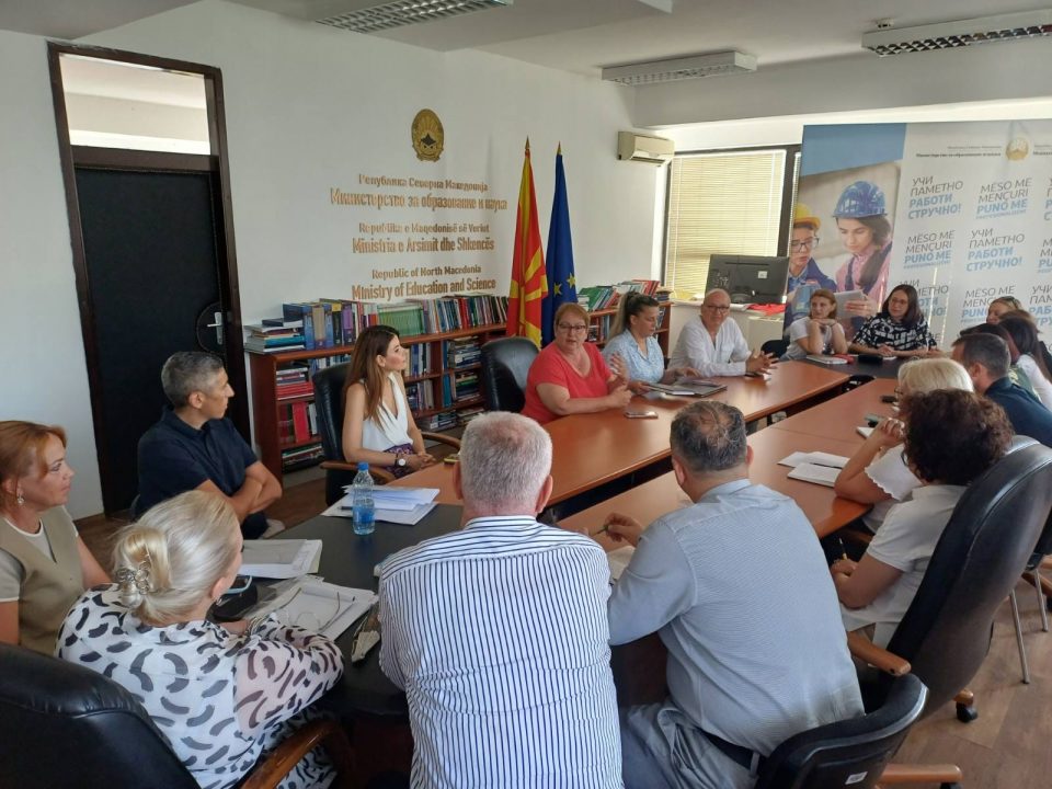 Јаневска: МОН има вредни и креативни луѓе во својата организациска структура