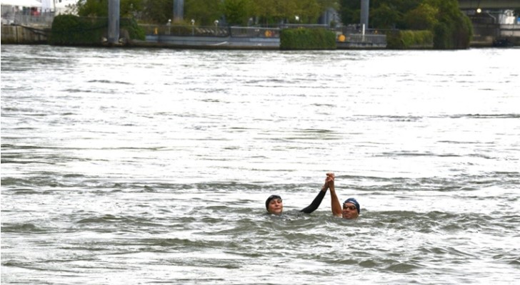 Министерката за спорт на Франција пливаше во Сена за да покаже дека реката е чиста за олимписки натпревари