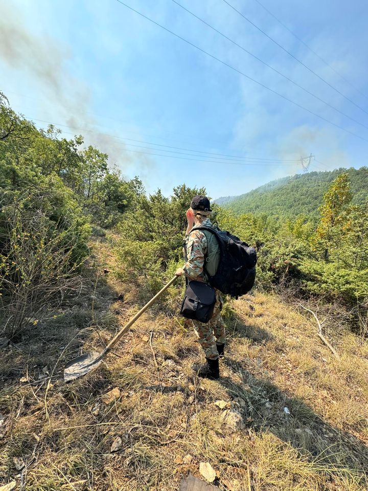 Припадничките на Армијата рамо до рамо со своите колеги вклучени во гаснењето пожари