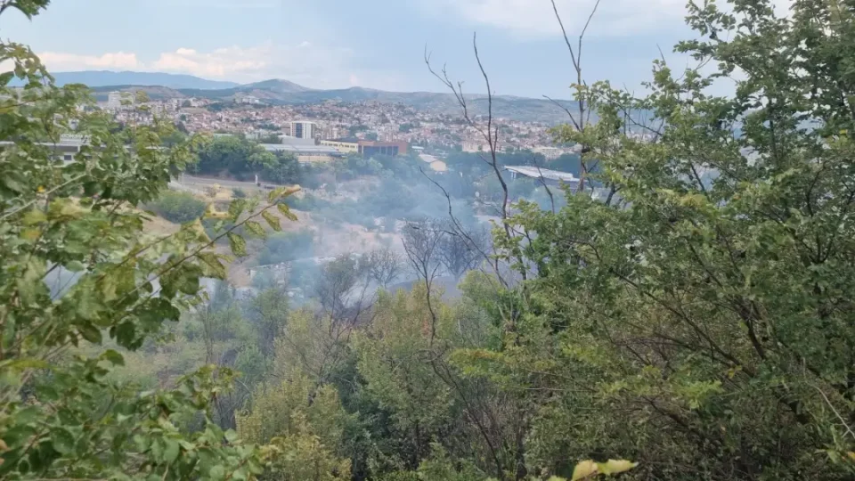 Локализиран пожарот кој избувна во штипската населба Пребег