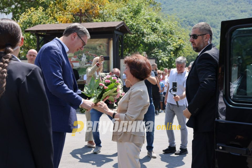 Вучиќ ја пречека Силјановска со цвеќе