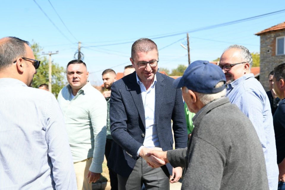 Мицкоски: Владата ќе продолжи да инвестира во капитални проекти во Кавадарци