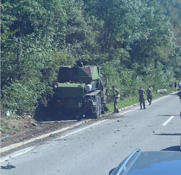 Тешка сообраќајна несреќа во Србија: Се судрија воено и цивилно возило, двајца загинати