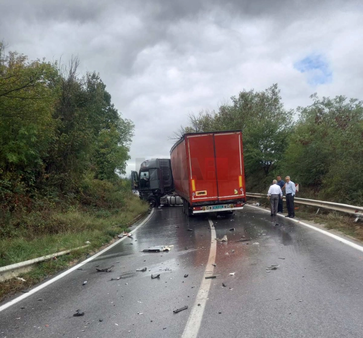 Се судрија два камиони на патот Куманово – Крива Паланка, сообраќајот во прекин