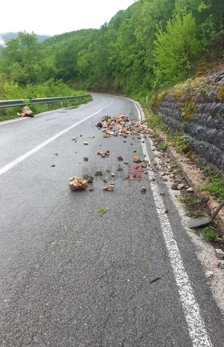 Препорака за внимателно возење по патиштата во Дебарско